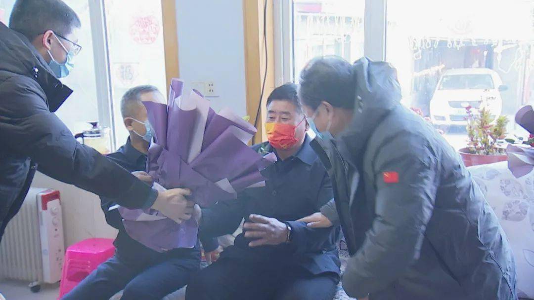 夺冠当日,张家口副市长郭新耀赶来看望慰问冬残奥会金牌得主郭雨洁的