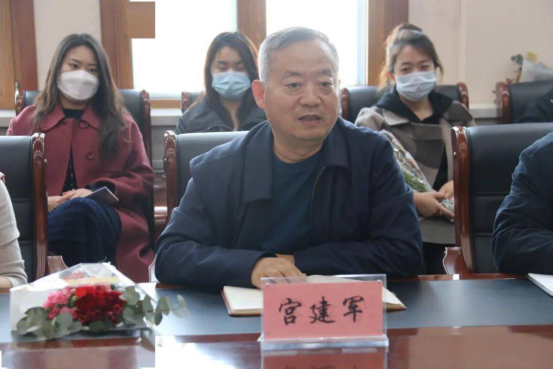 宫建军在讲话中代表学校党委向在座的"三八"红旗手