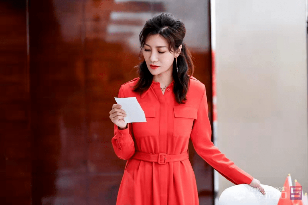 滑动看她另一面→张婧红东城新联会理事,德展大健康股份有限公司副