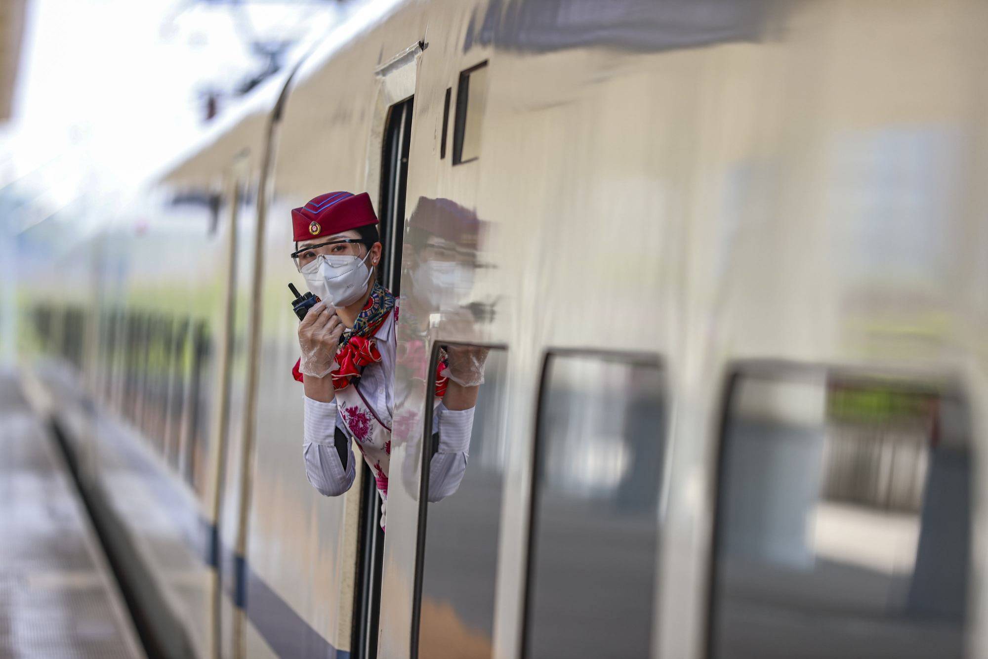 致敬了不起的她重庆铁路铿锵玫瑰展巾帼风采