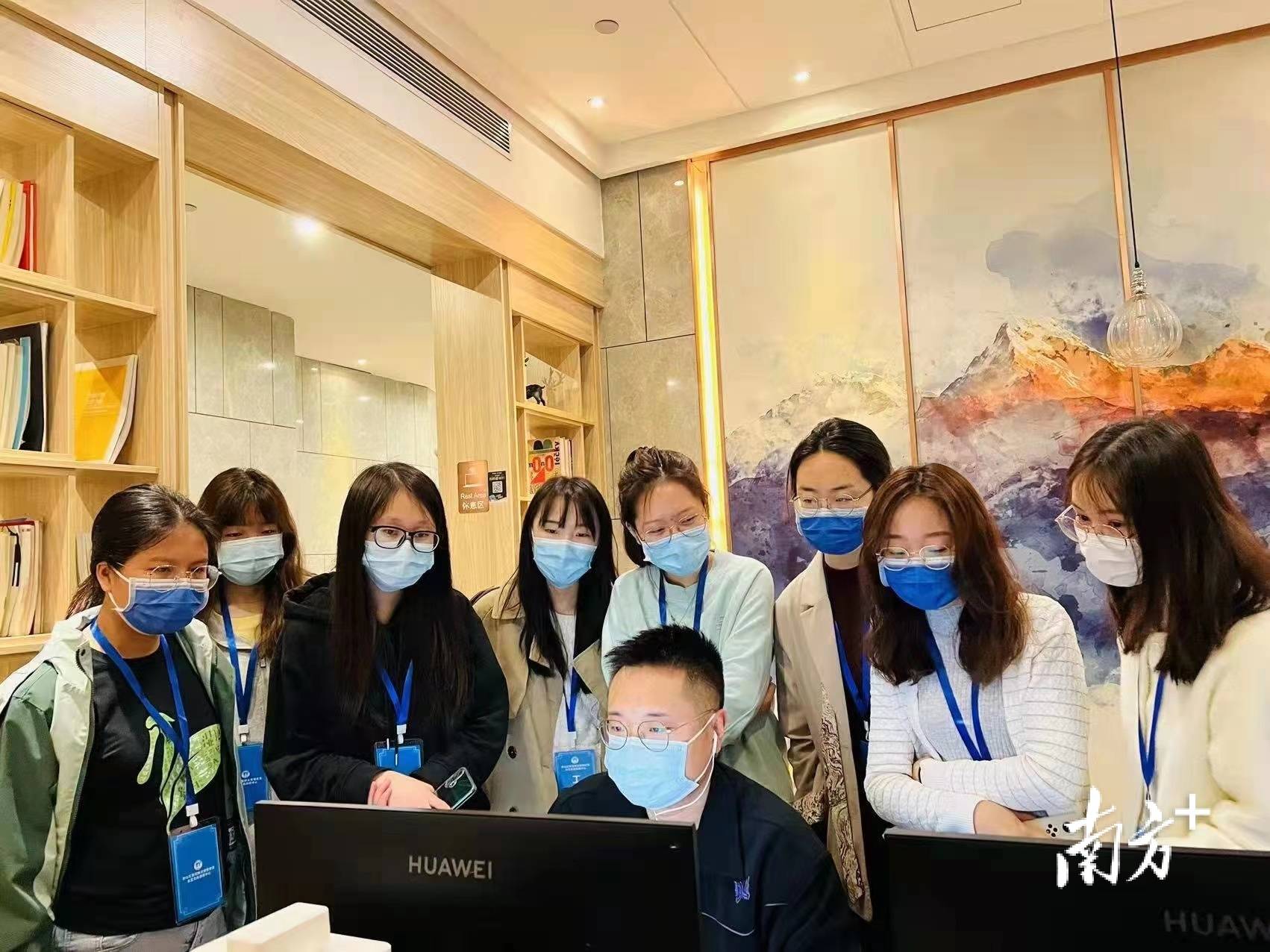 深圳美术老师英文流调后:"我仿佛刚走出雅思考场"_范轩铭_工作_电话