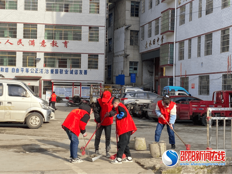 隆回县大水田中学开展学雷锋义务清扫活动