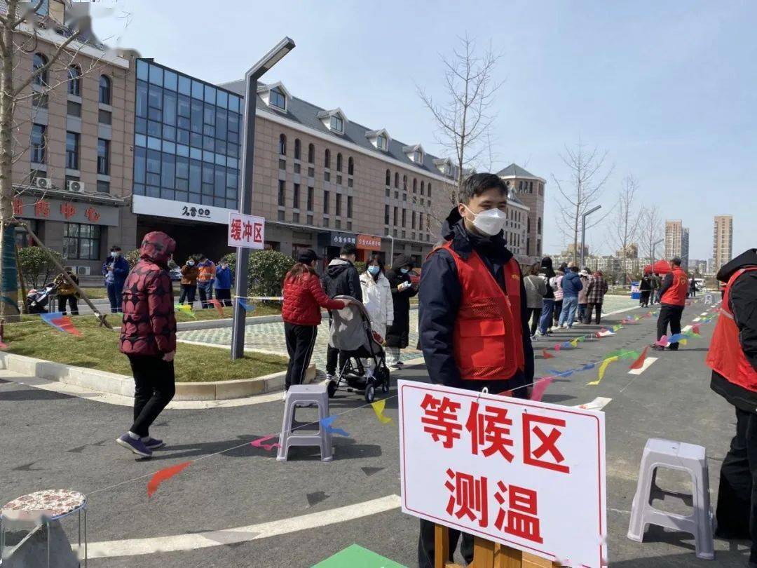 就近加入所在社区的疫情防控志愿者队伍,配合医护人员和社区工作人员