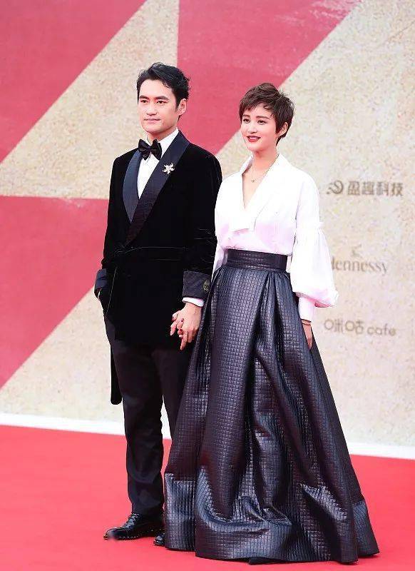 张歆艺短发好高级,衬衫配黑裙简约大气,与老公十指紧扣羡煞旁人