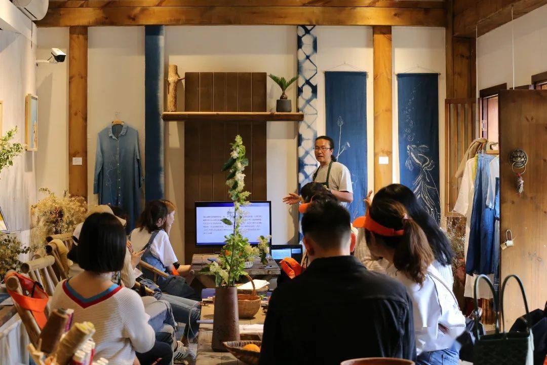 黄龙溪古镇上的年轻人