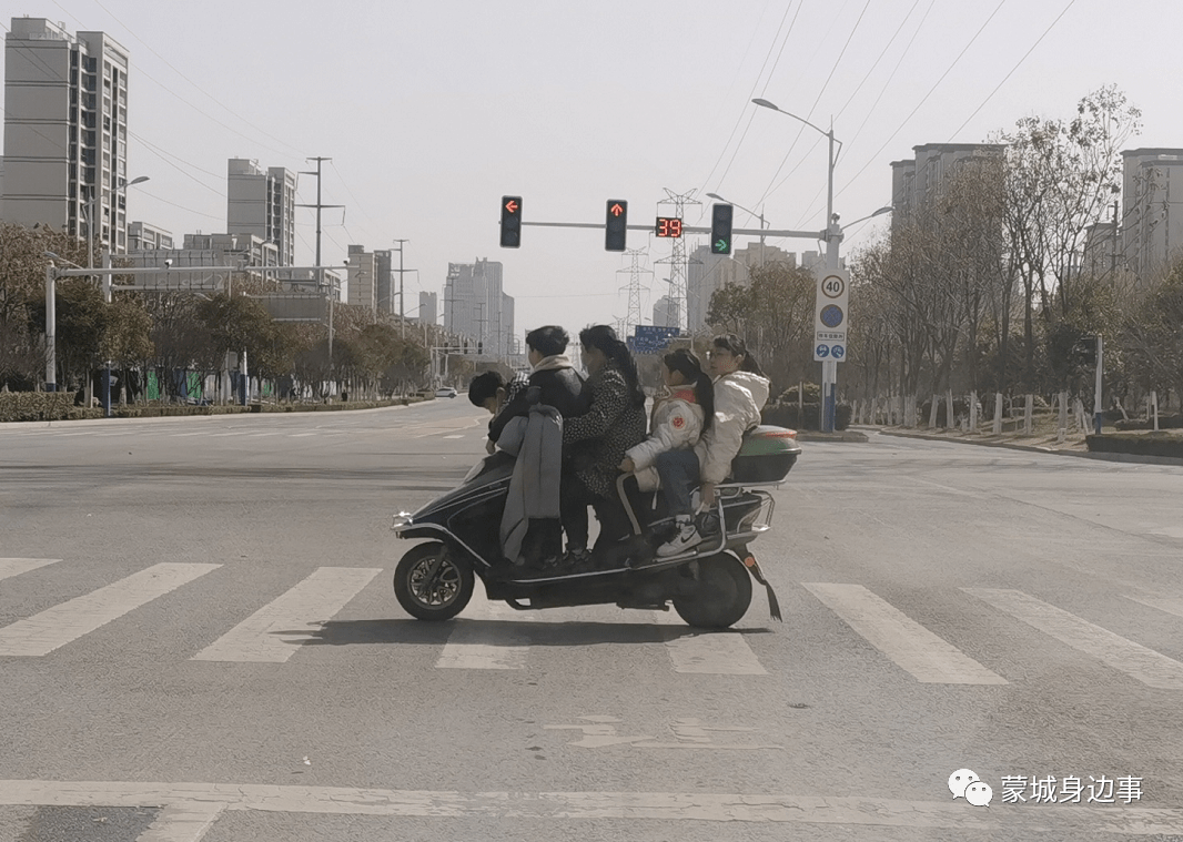 蒙城城南一路口看到这一幕._电动车_制动_超载