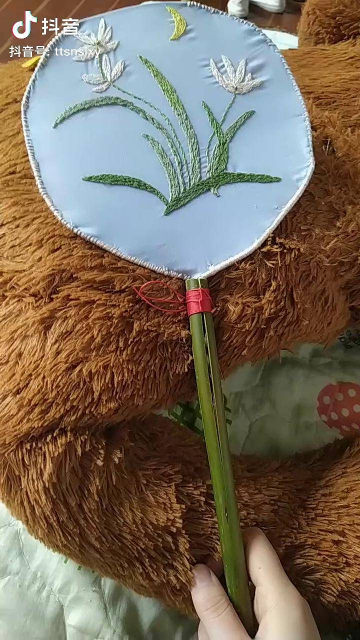 欢迎大家欣赏我做的苍蝇拍子团扇我是簪娘你是簪郎么手工刺绣