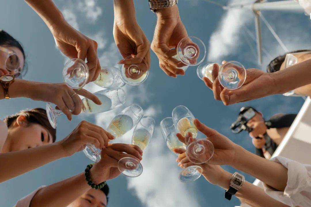 伴随着女性意识的崛起,她们带来的10万亿人民币的消费体量,正全方位