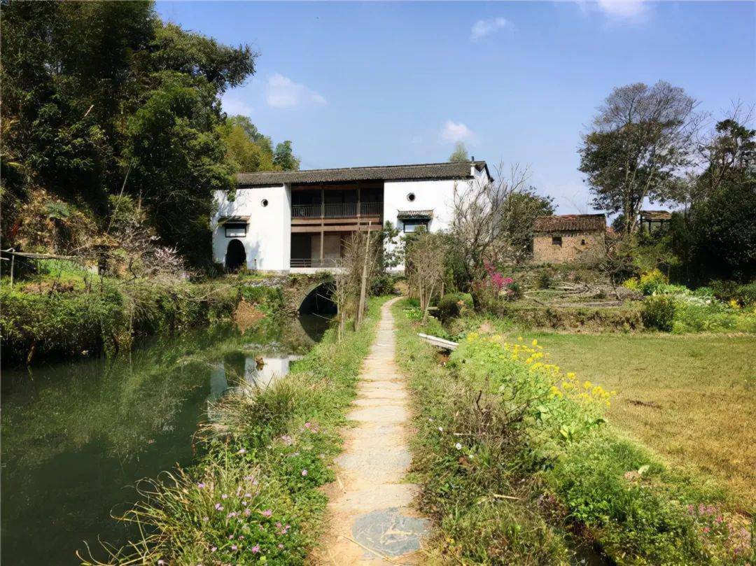 湛江农村仔考上北大全村凑车费38年后每户获赠一套别墅