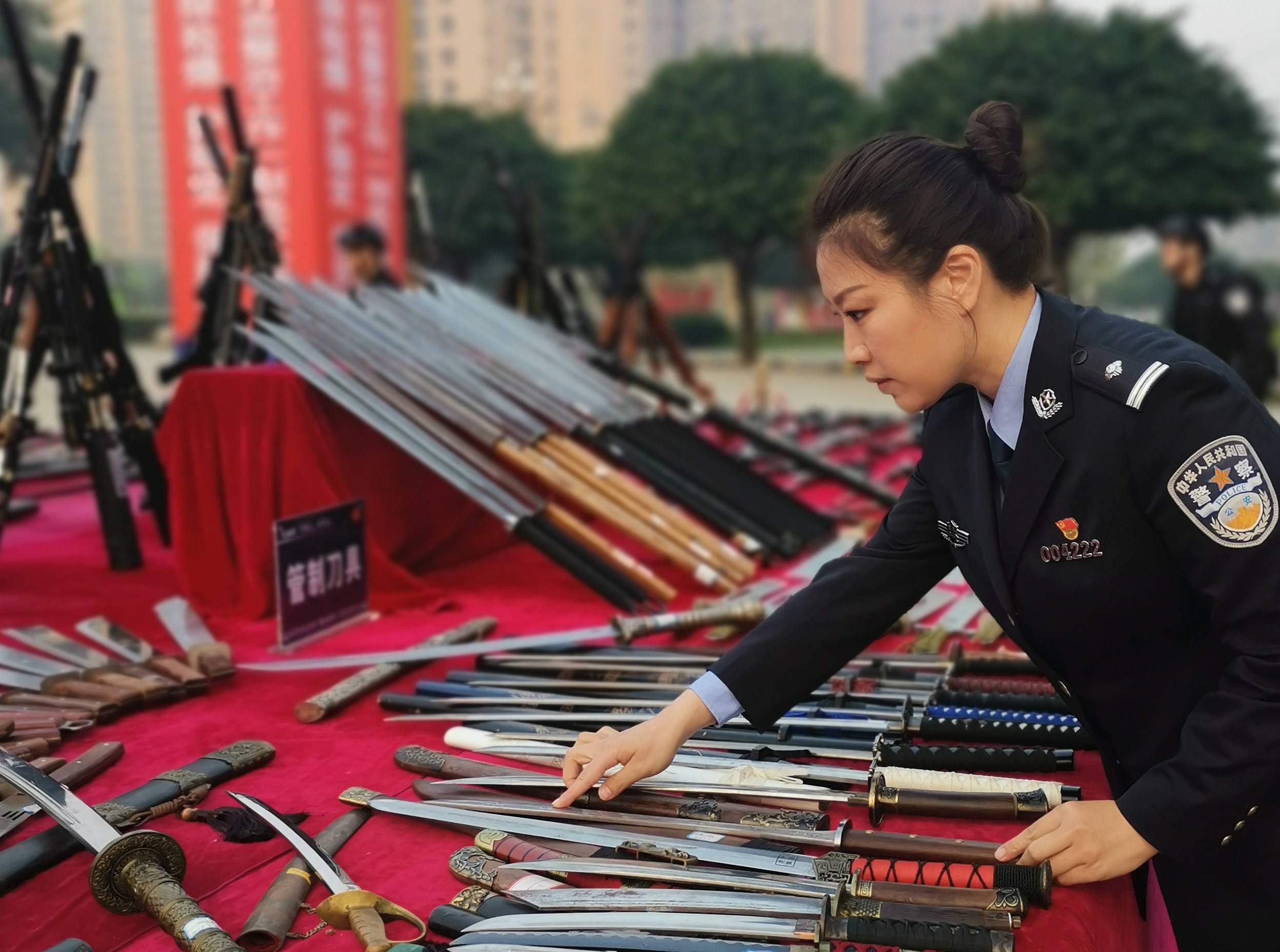 万绿丛中一点"虹" 看重庆枪爆女警的"花样年华"_陈虹_父亲_孩子