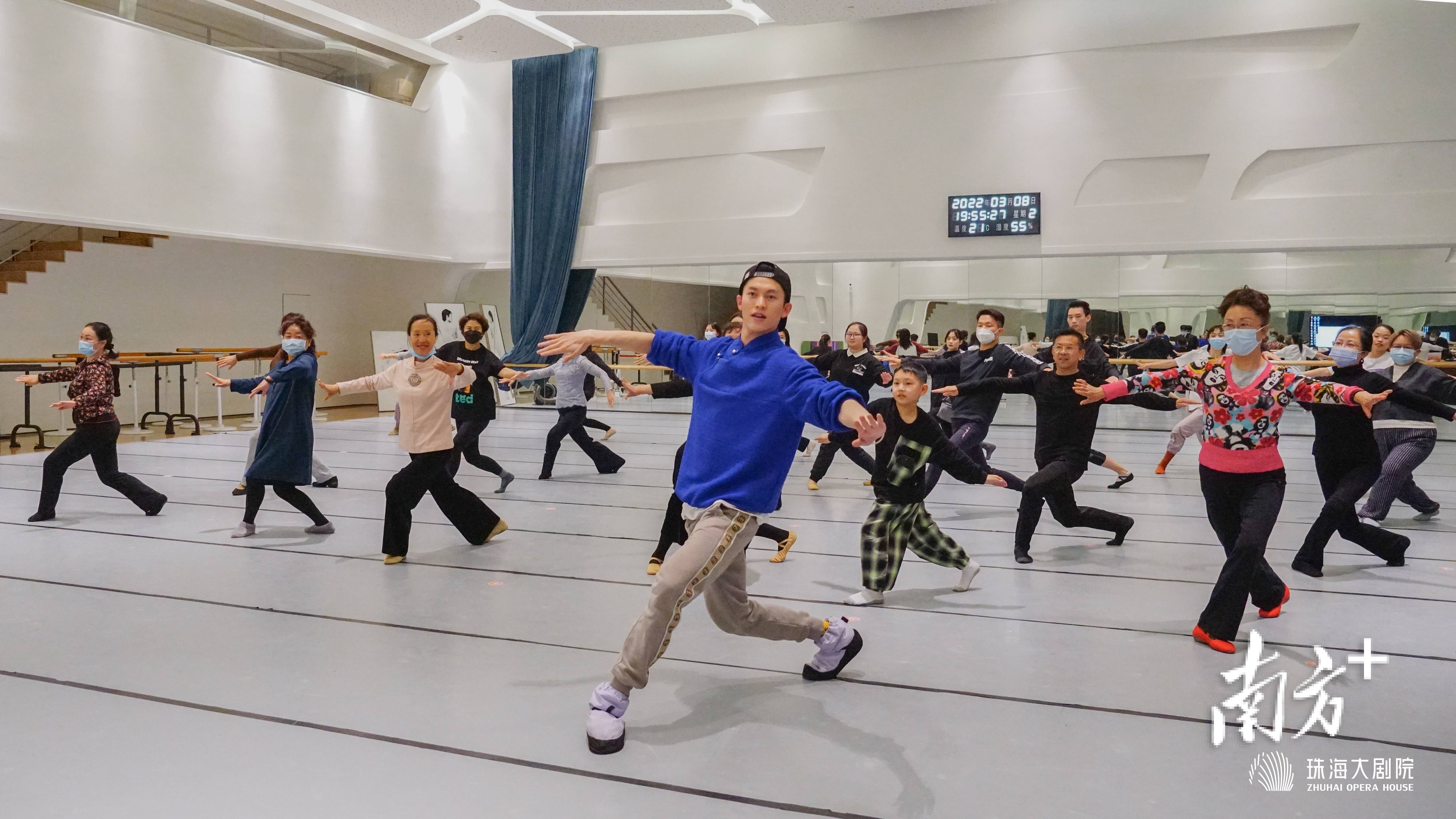 除此之外,在演出前,珠海大剧院还携手蓝印舞团为大家带来了一次别具