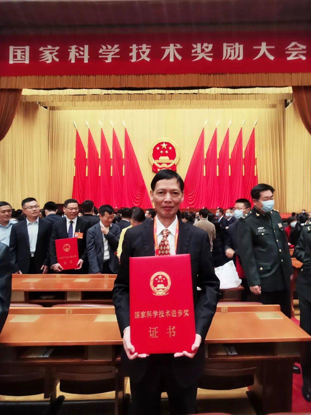 本周点赞浙江工业大学超精密加工研究中心主任袁巨龙教授