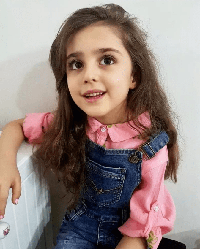 伊朗11岁女孩被称全球最美因太美父亲辞职做贴身保镖