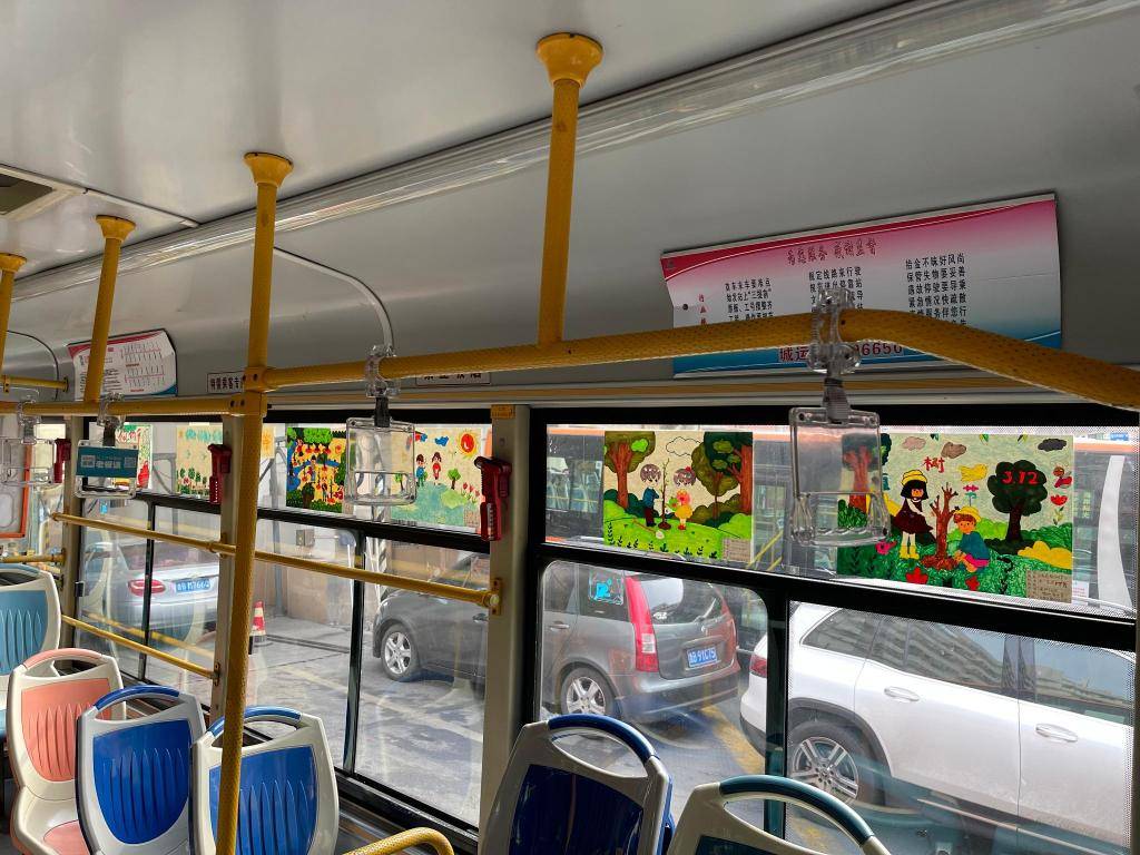 在车厢里描绘春天215路公交车举办植树节画展