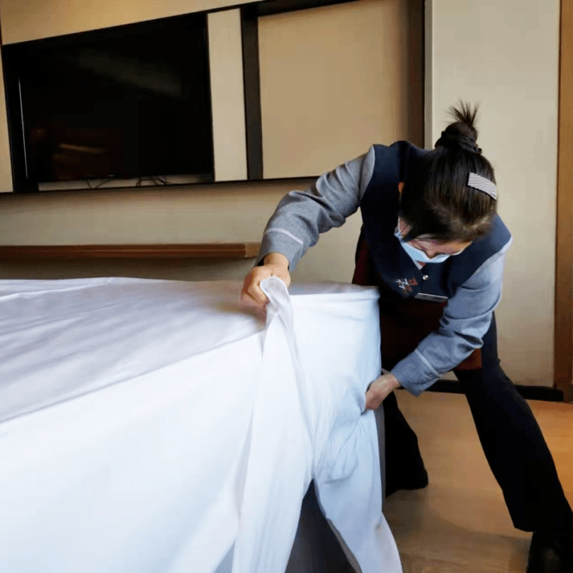 宾客在酒店居留期间,在客房停留时间最长,因此,客房部的服务与管理