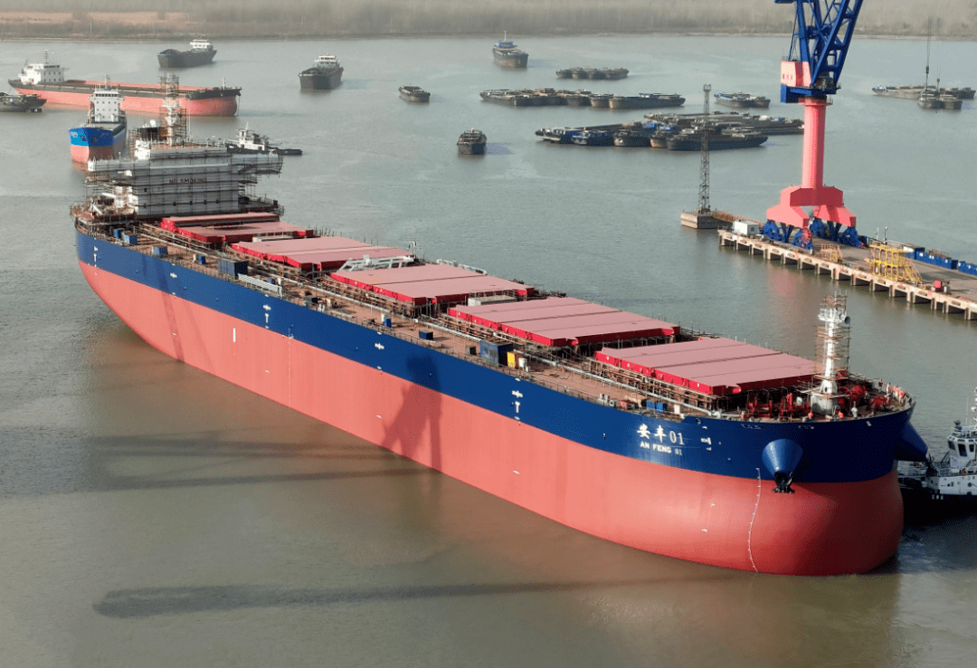 新大洋造船两艘75000载重吨内贸散货船下水