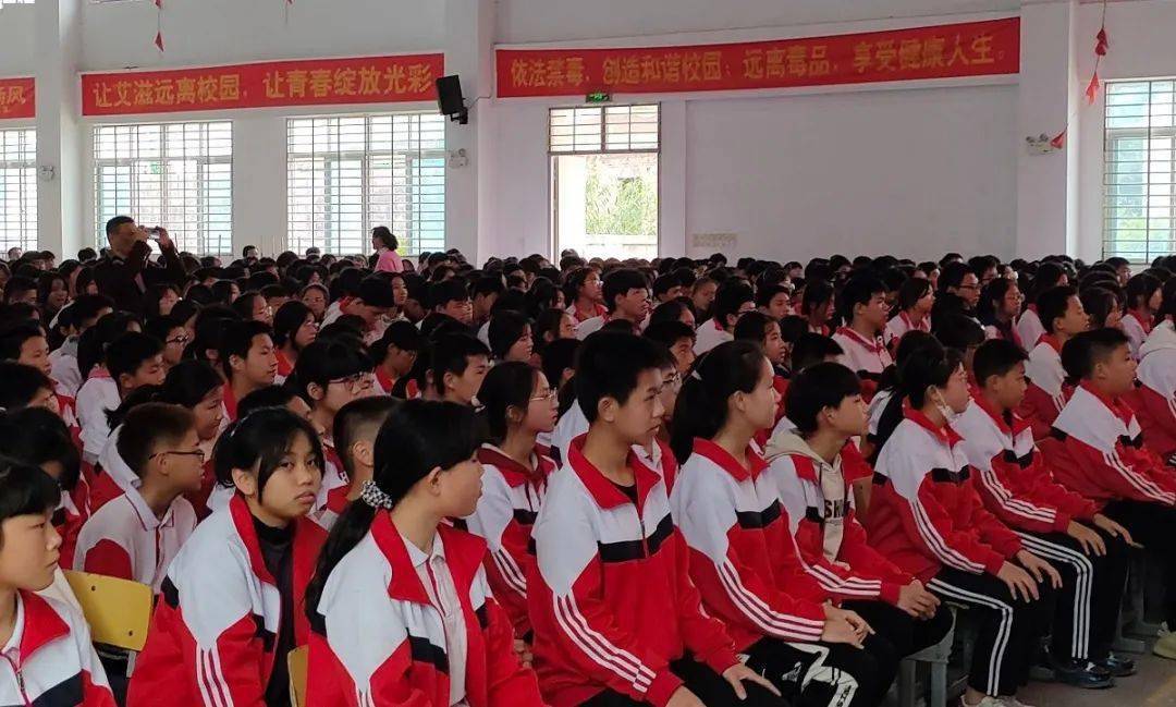 近日,省新司法所所长陈丽婷到金光中学开展法治教育讲座.