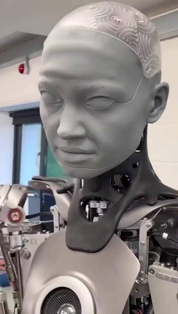 智能人形机器人面部表情和真人一样黑科技仿真机器人抖音短视频