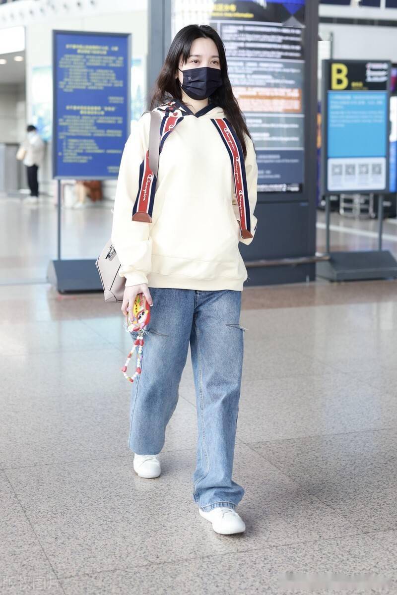 街拍:金莎白色卫衣 牛仔裤简约舒适