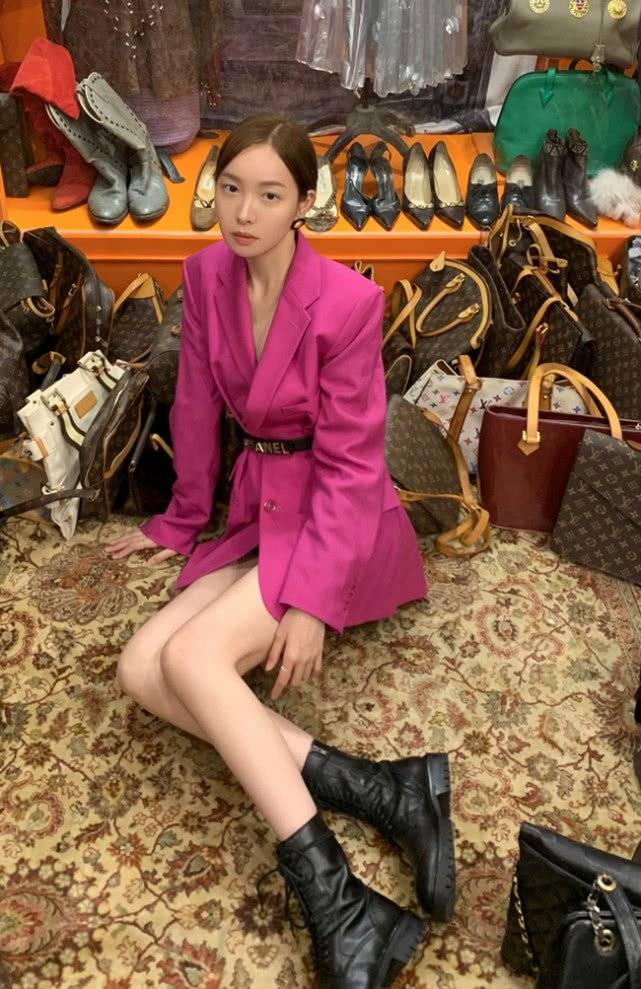 《国民老公》里她演"宋相思",今为秀芭比腰,毛衣都只穿一半!