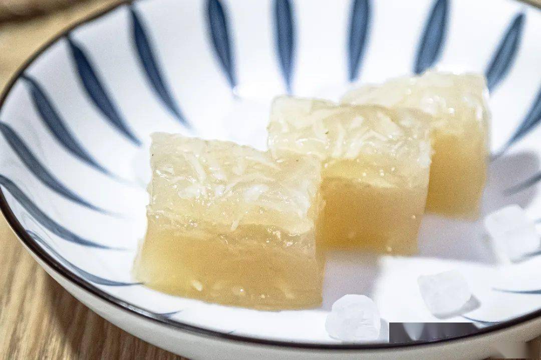 相对其他口味,经典马蹄糕更niao~黏性十足,入口后咀嚼挑战正式开始