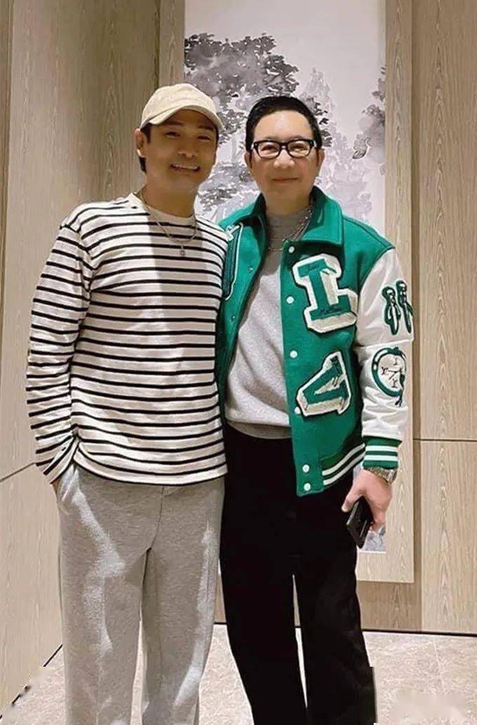 吃豪华大餐太惬意香港男星杜德伟携妻儿回内地5岁儿子已提早放暑假