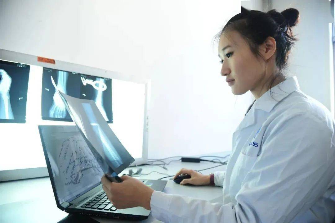 她在2003年考取中国医科大学法医学专业,2012年4月起正式入职天津市