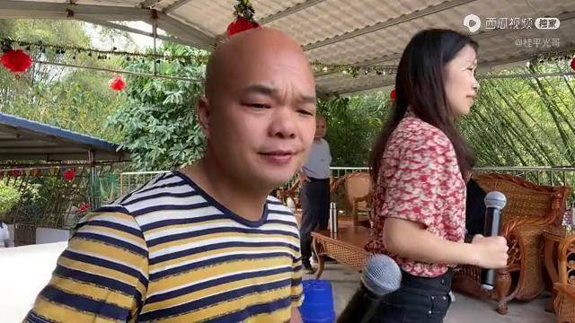 她才是光哥的老婆!听多音乐了一直都是瘦瘦的,难道是没得吃饱吗