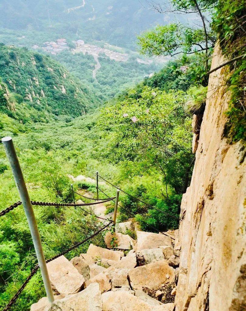 山路曲折,風景優美,山西邊是平谷玻璃臺鄉,山東邊是河北省;東指壺