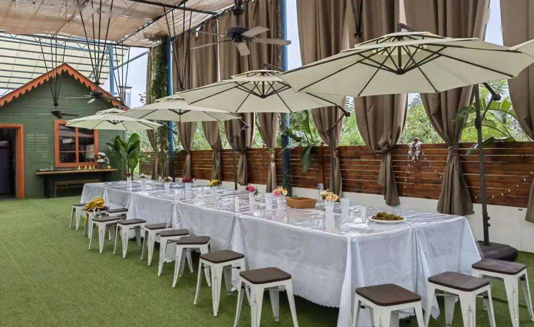 园内的红顶餐厅,提供自助餐,围桌聚餐等形式,团建聚会嗨趴的最佳选择