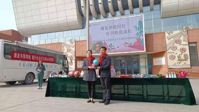 图书馆流动图书车服务活动走进临渭区滨河小学,共同开展以"好书进校园