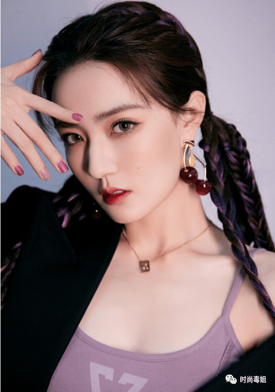 徐璐穿运动内衣秀小蛮腰穿着清凉太性感扎拳击辫酷帅十足