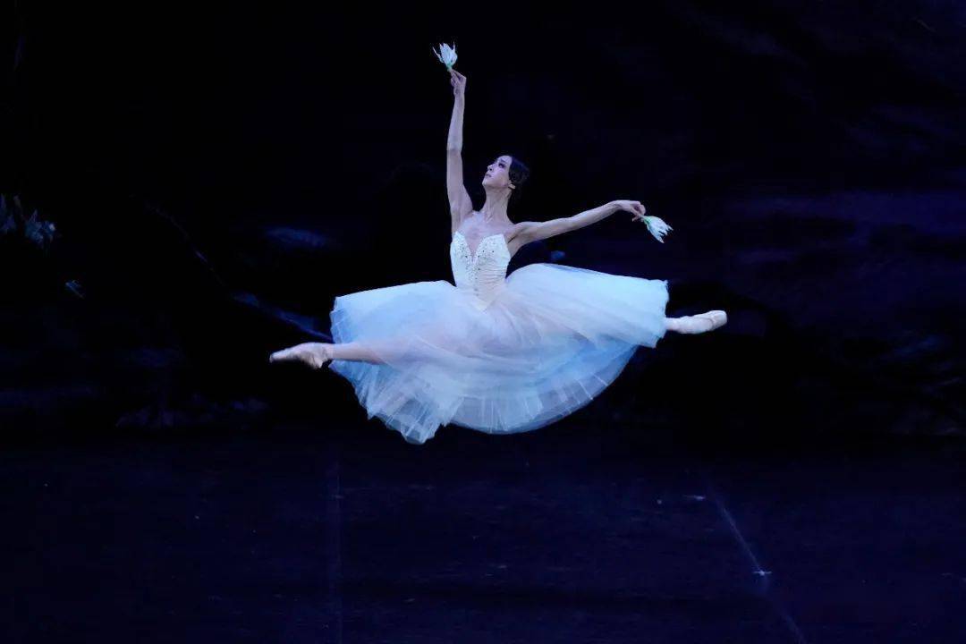 祝贺邱芸庭晋升中央芭蕾舞团首席主演!