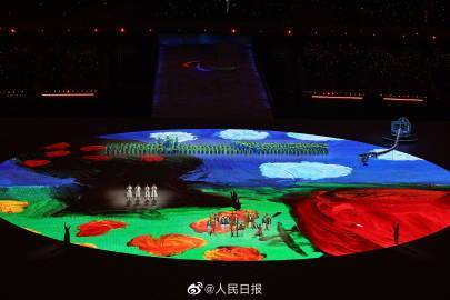 温暖又有力量！“留声机”上呈现出“爱”的字样造型