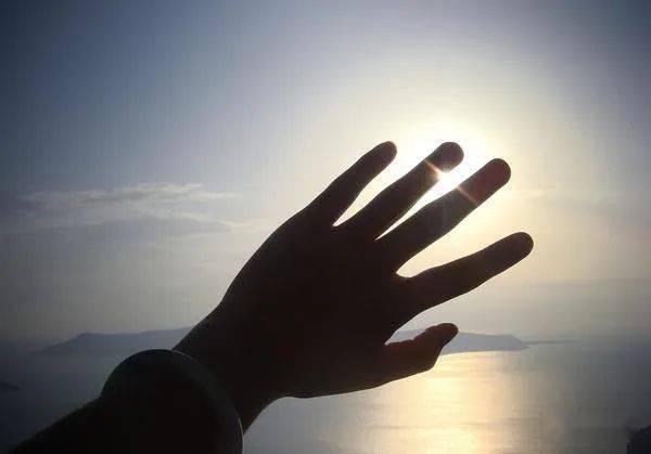 将五指并拢如果严丝合缝,手指中不透光,则是聚财手;如果指缝比较大,则