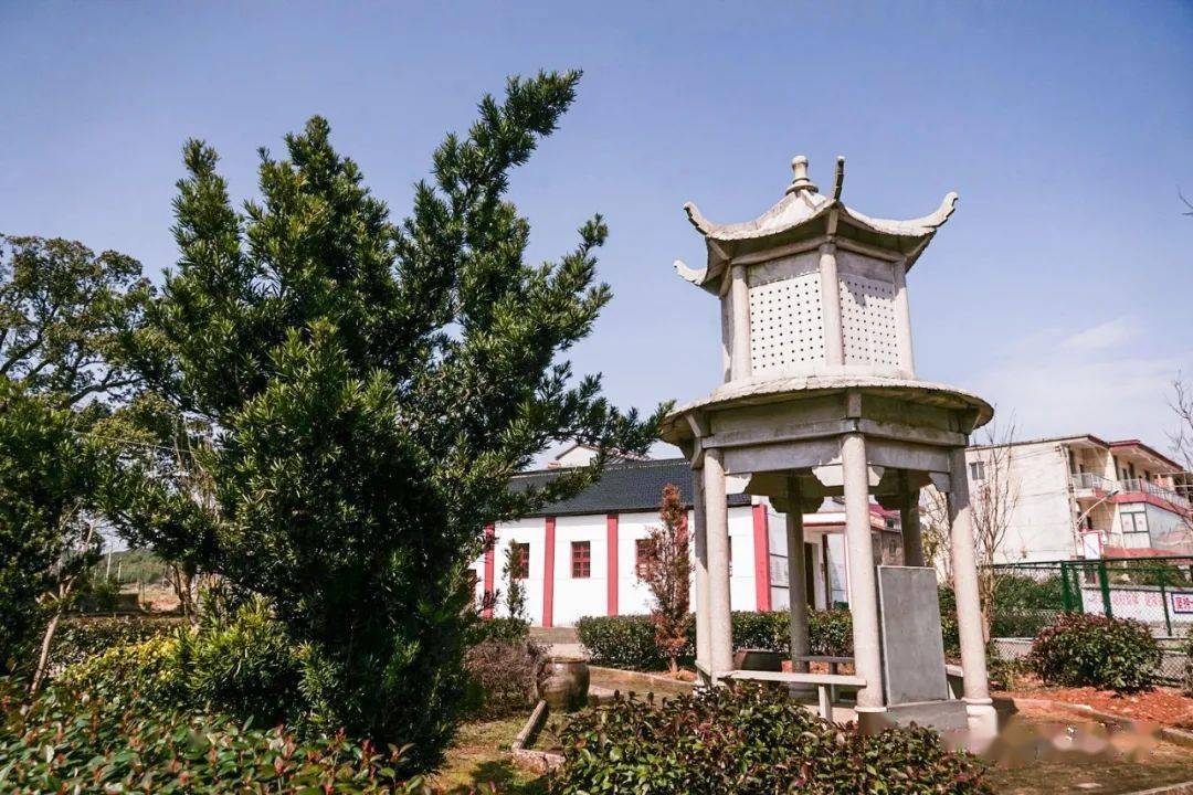 江西饶州安仁县兴安镇汤源(今余江画桥)人,江南文士,称南唐大学士