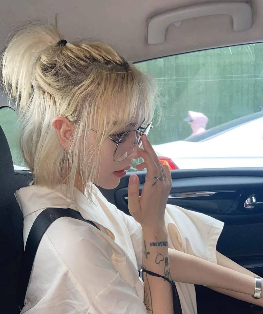 时髦精8度浅金短发