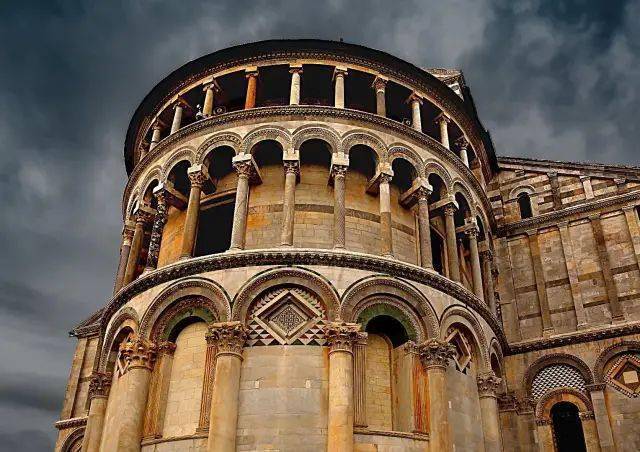 比萨大教堂是意大利罗马式教堂建筑的典型代表,始建于1063年,由雕塑家