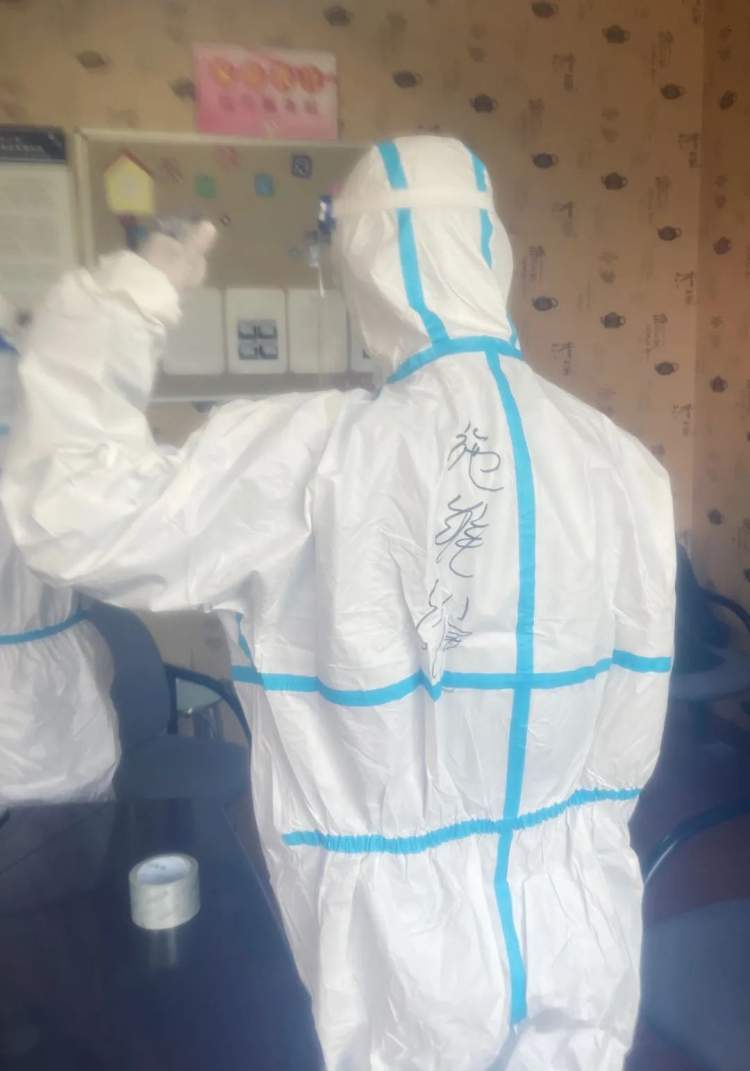 他甘当居民的跑腿代购员轨交员工施维维变身社区大白干得欢