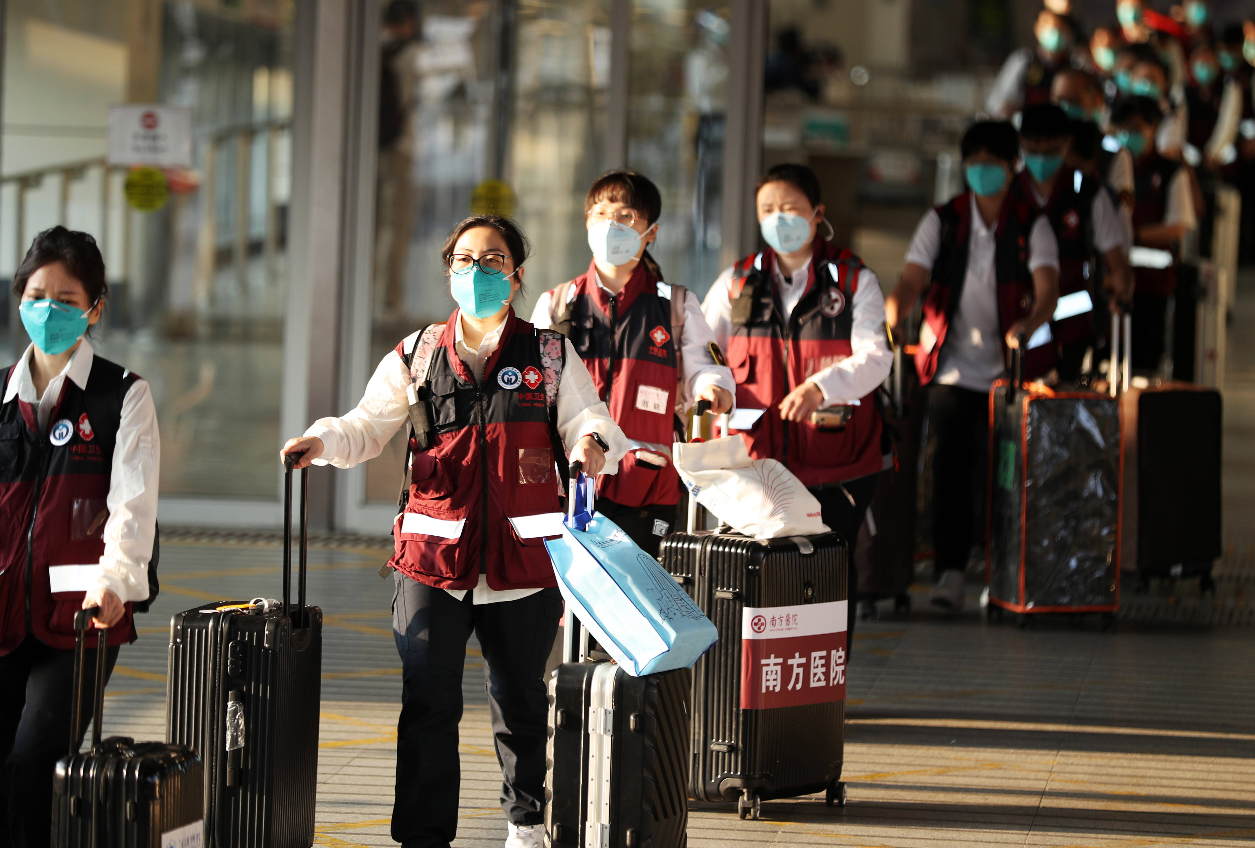 75名内地援港医疗队员抵达香港_新华社_口岸_深圳