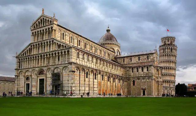 比萨大教堂是意大利罗马式教堂建筑的典型代表,始建于1063年,由雕塑家