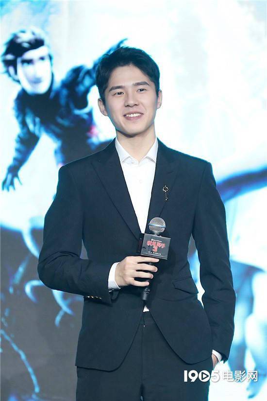 常态 春日穿搭 张子枫关晓彤示范学生装正确打开方式