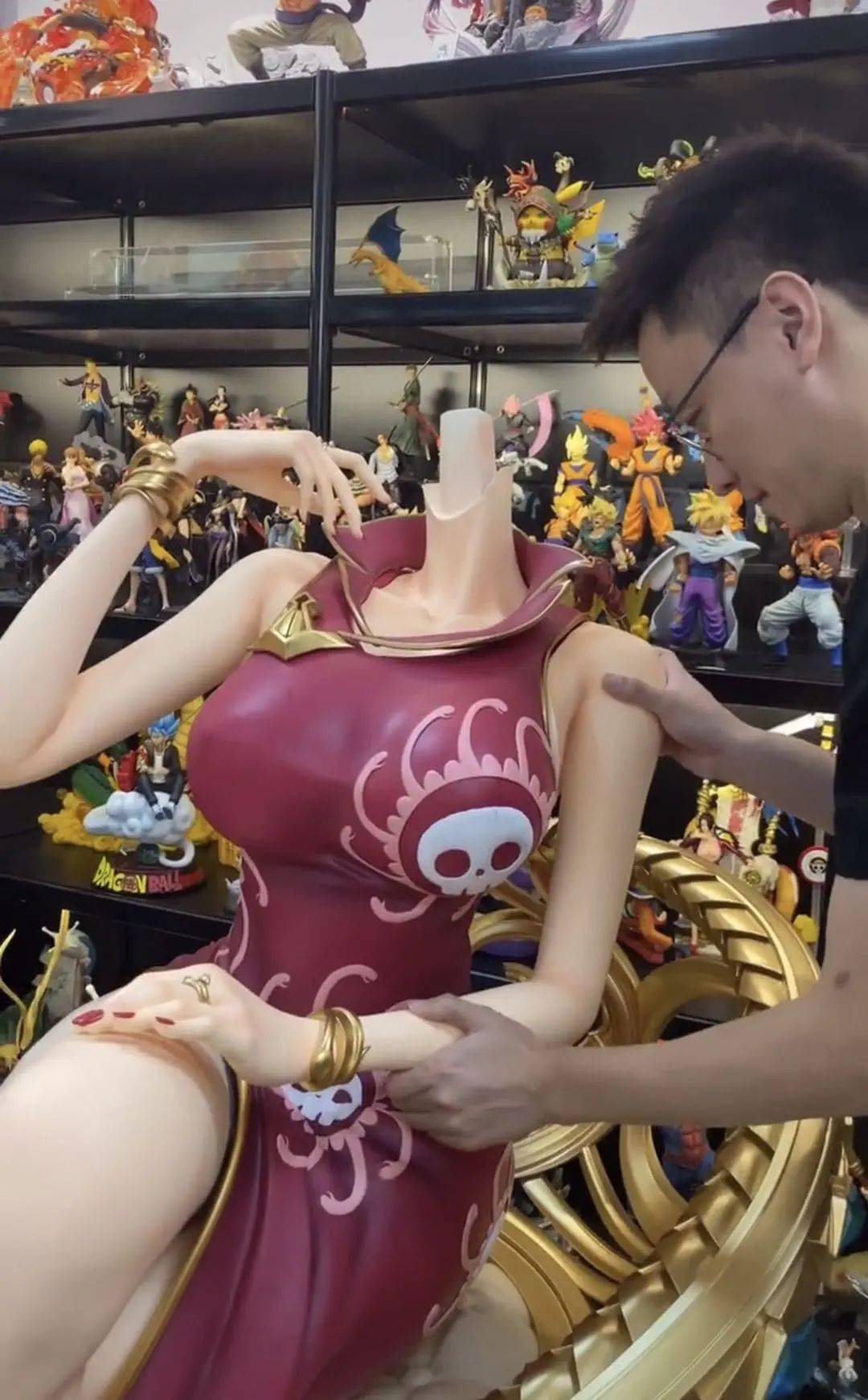 花一年工资买海贼王女帝手办是什么体验小哥实力炫耀