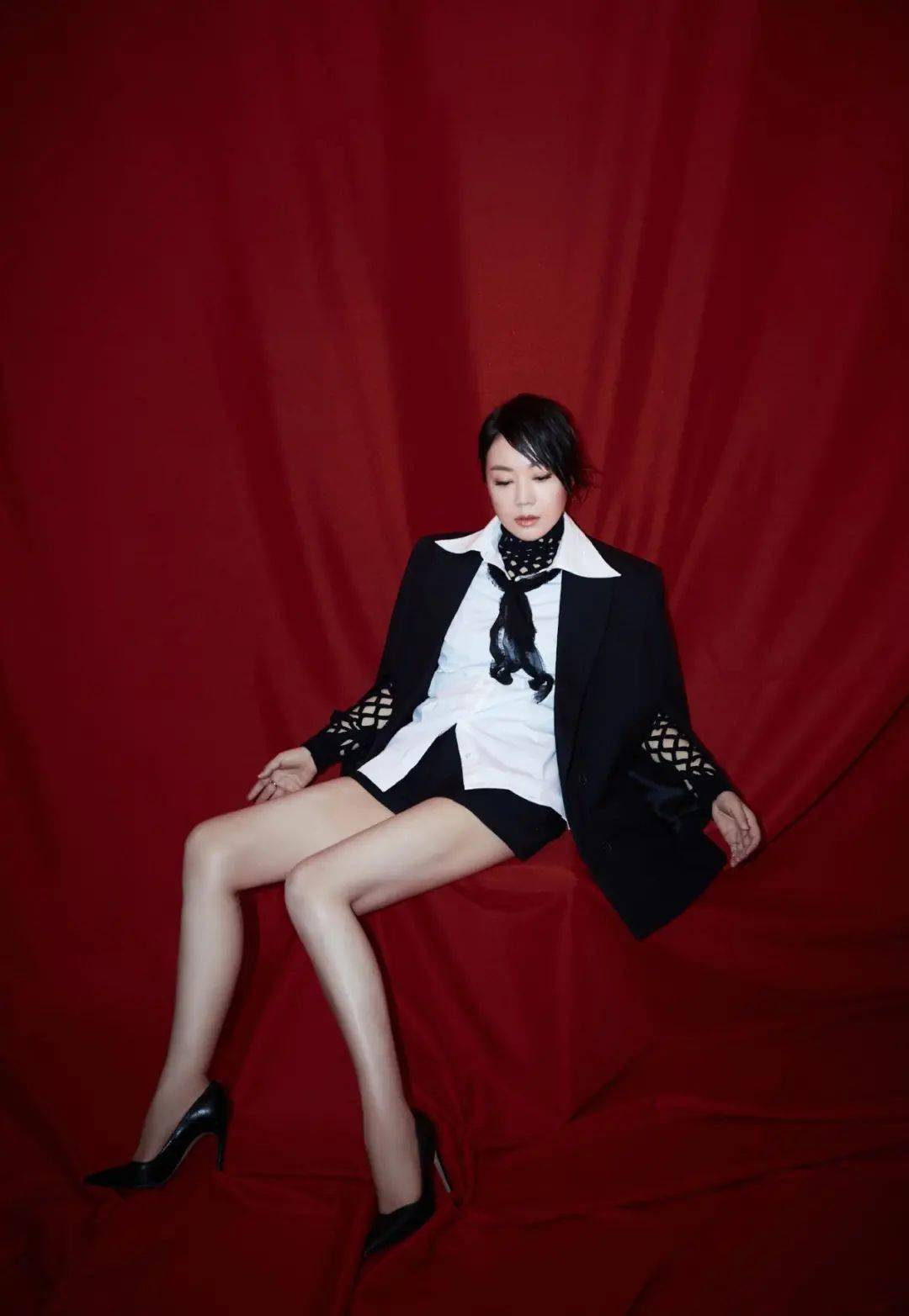 看不出闫妮51岁了,穿黑色西装配短裤玩转下衣失踪,像个年轻人