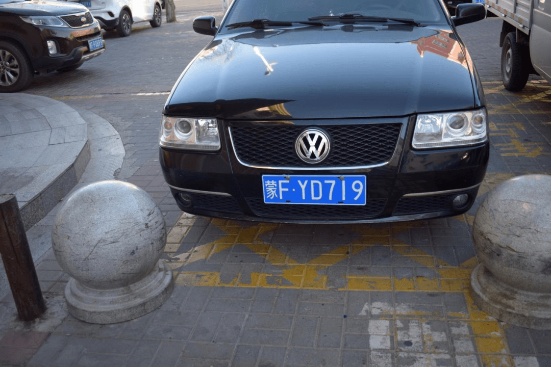 车牌号:蒙f·yd719时间:2022年3月11日地点:科右中旗步行街事项:占用