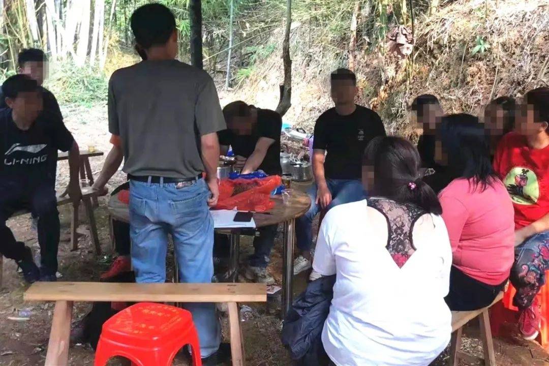 某山上有人利用扑克牌以"三公"的形式进行赌博
