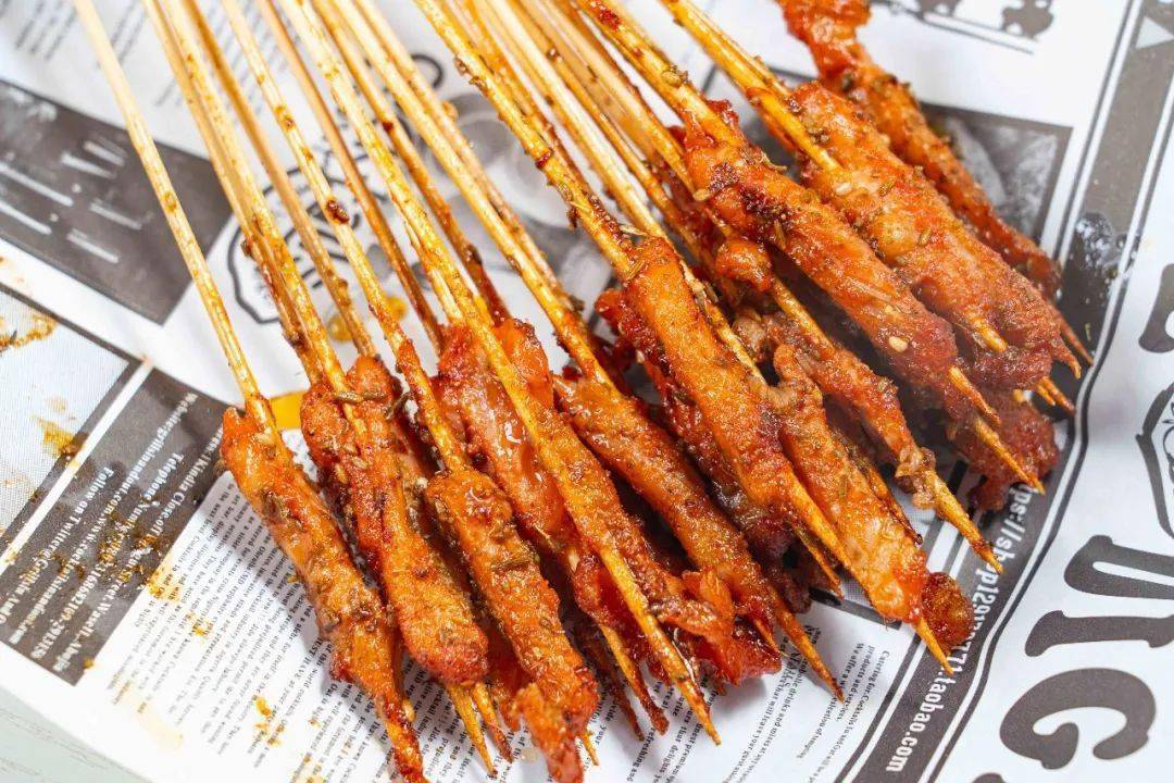 鸡肉小串 "////老板一点都不吝啬,每一串都是饱满的肉粒,粒粒软嫩biu