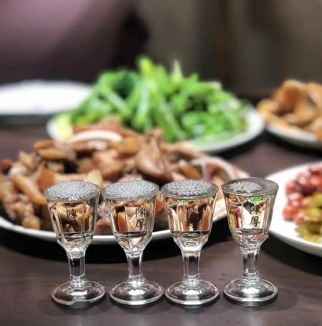 杯子拉酒线缓缓倒酒瓶口距离酒杯40厘米左右的高度我们拿起一瓶陈厚p