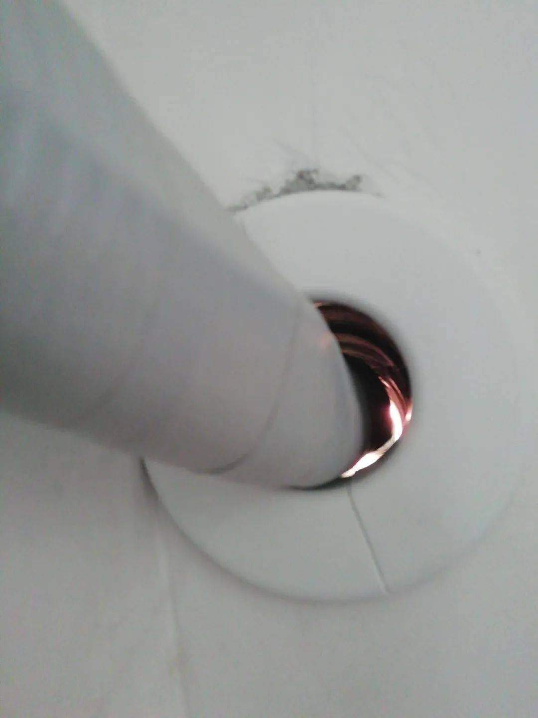 墙洞空调内机和外机管路连接的墙洞,要求内高外低,墙洞孔要用胶泥封堵