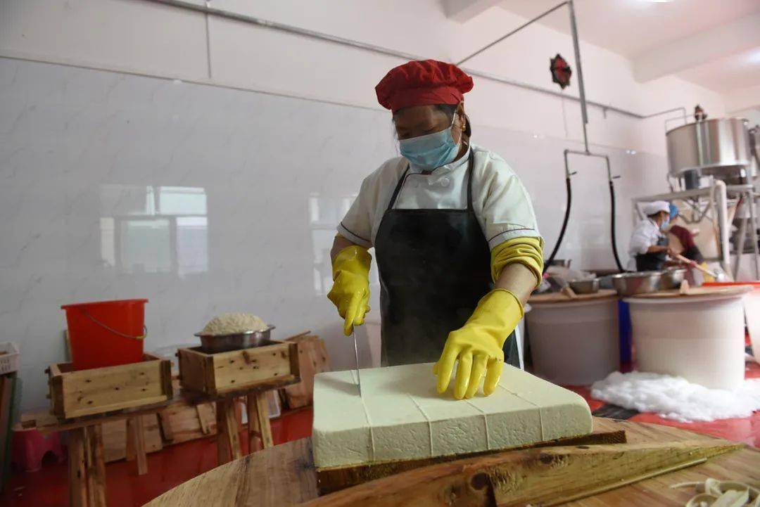 黄金十年61沿着高速看变化石梁灰豆腐传承红色情